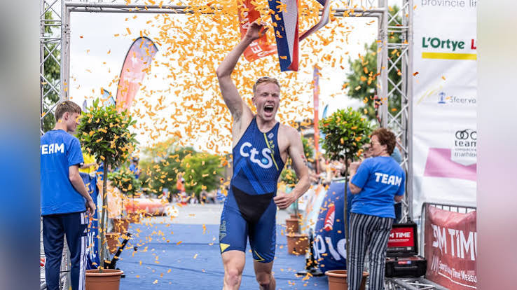 Niels van Lanen viert een overwinning onder confetti